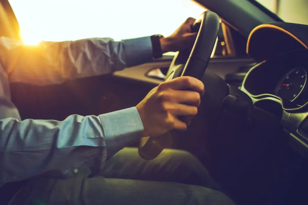 Renault Scenic, image intérieure avec éclairage naturel et concentration du conducteur.