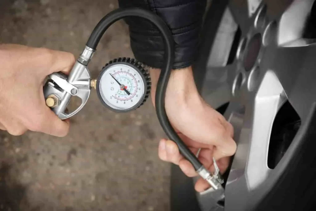 Contrôle de la pression d'un pneu de remorque avec un manomètre