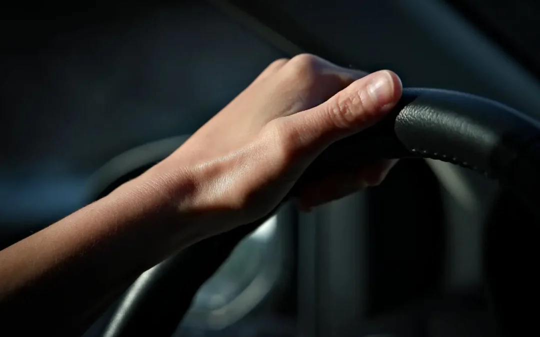 Bruit quand je braque le volant à fond : identifier et résoudre le problème