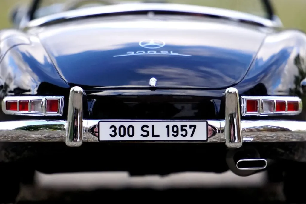 Plaque d’immatriculation vintage sur Mercedes 300 SL noire, ambiance rétro et élégance automobile