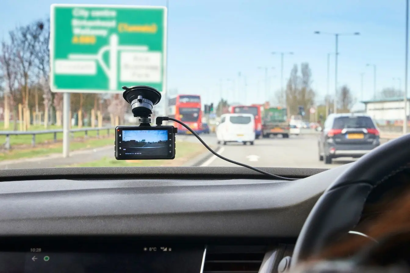 Vue intérieure d’une voiture avec dashcam filmant la circulation sur route à plusieurs voies