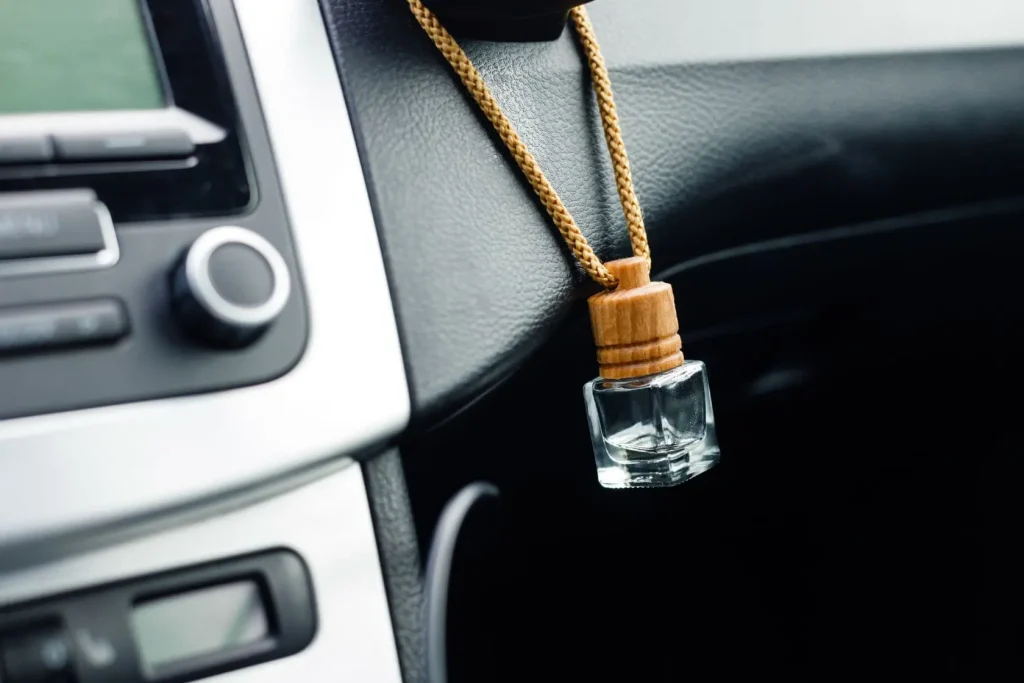 Petit diffuseur accroché dans l’habitacle, image d’un parfum auto DIY aux huiles essentielles