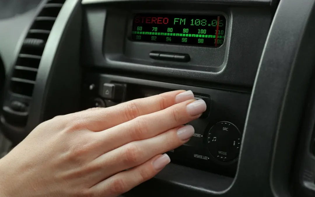 Comment démonter un autoradio d&rsquo;origine ? Guide complet et astuces par modèle