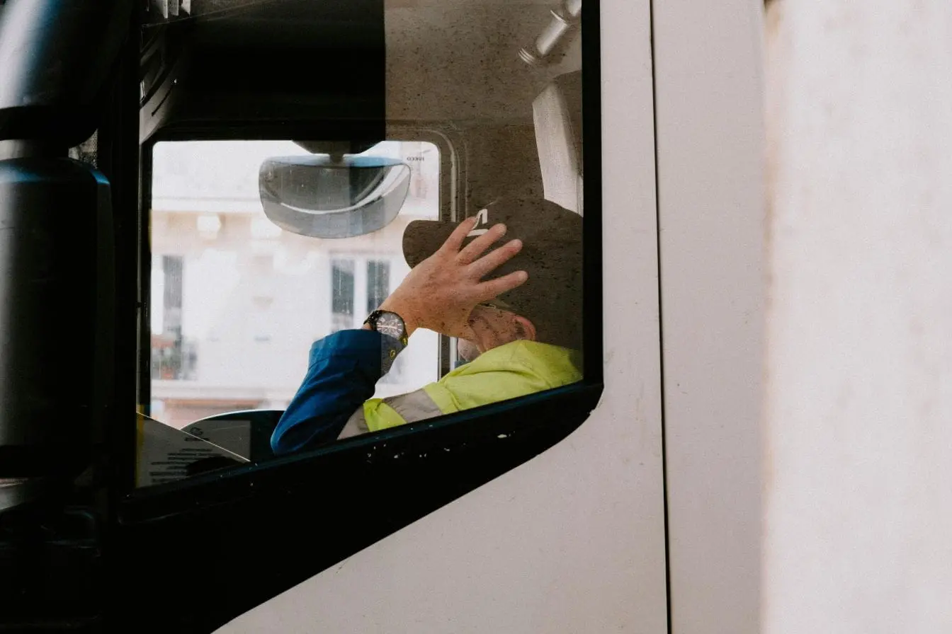 Conducteur assis dans un camion, image illustrant les dangers de la conduite sous fatigue et la baisse de vigilance au volant.
