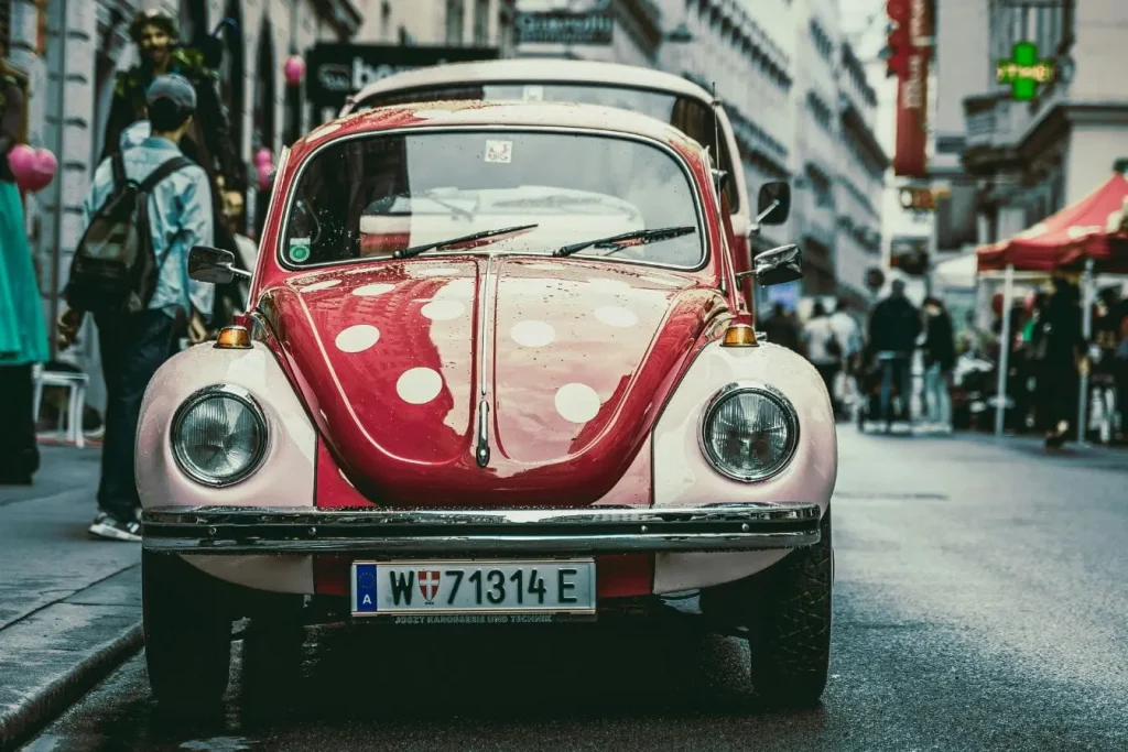 Automobile classique garée sur rue humide