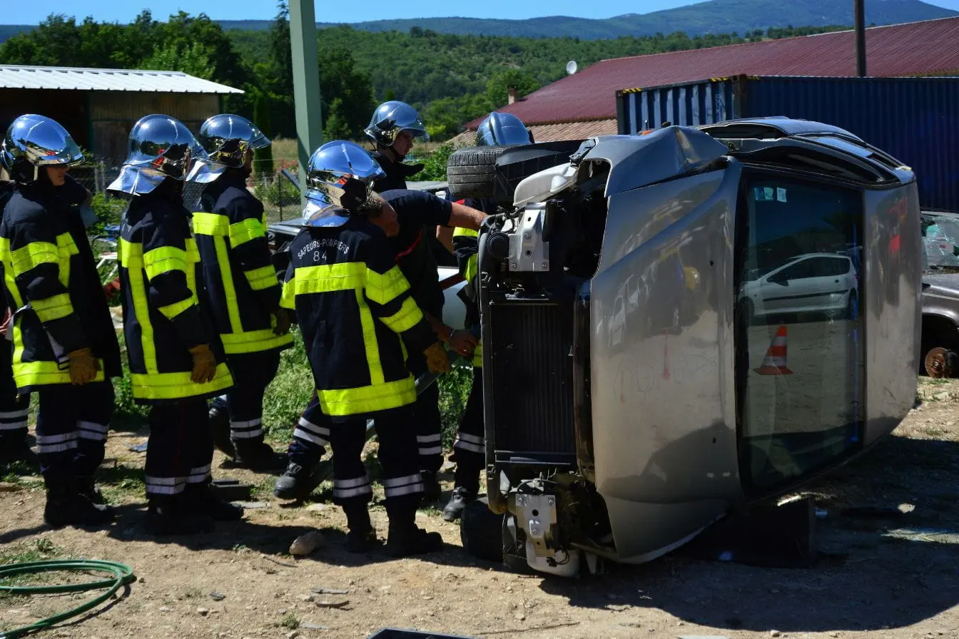 véhicule épave Équipe de secours autour d’une voiture accidentée reflétant l’importance de respecter la loi pour éliminer une épave.