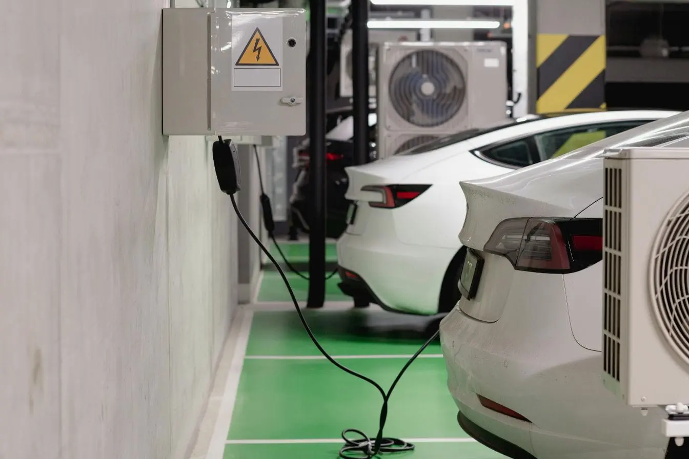 voitures électriques Deux voitures électriques garées côte à côte reflétant les interrogations sur les risques réels de recharge en parking souterrain.