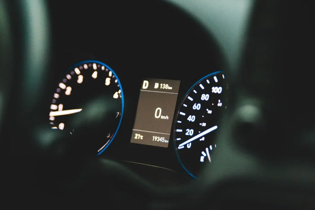 Tachymètre et compte-tours éclairés, symbole d’une vérification essentielle lors d’une inspection auto d’occasion.