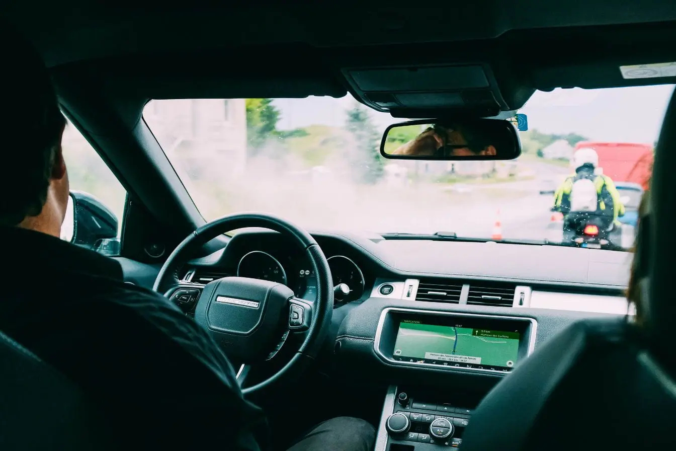 Vue intérieure d’une voiture Vue intérieure d’une voiture, conducteur concentré sur la route, image qui illustre les conditions de vision nécessaires pour réussir le permis de conduire.