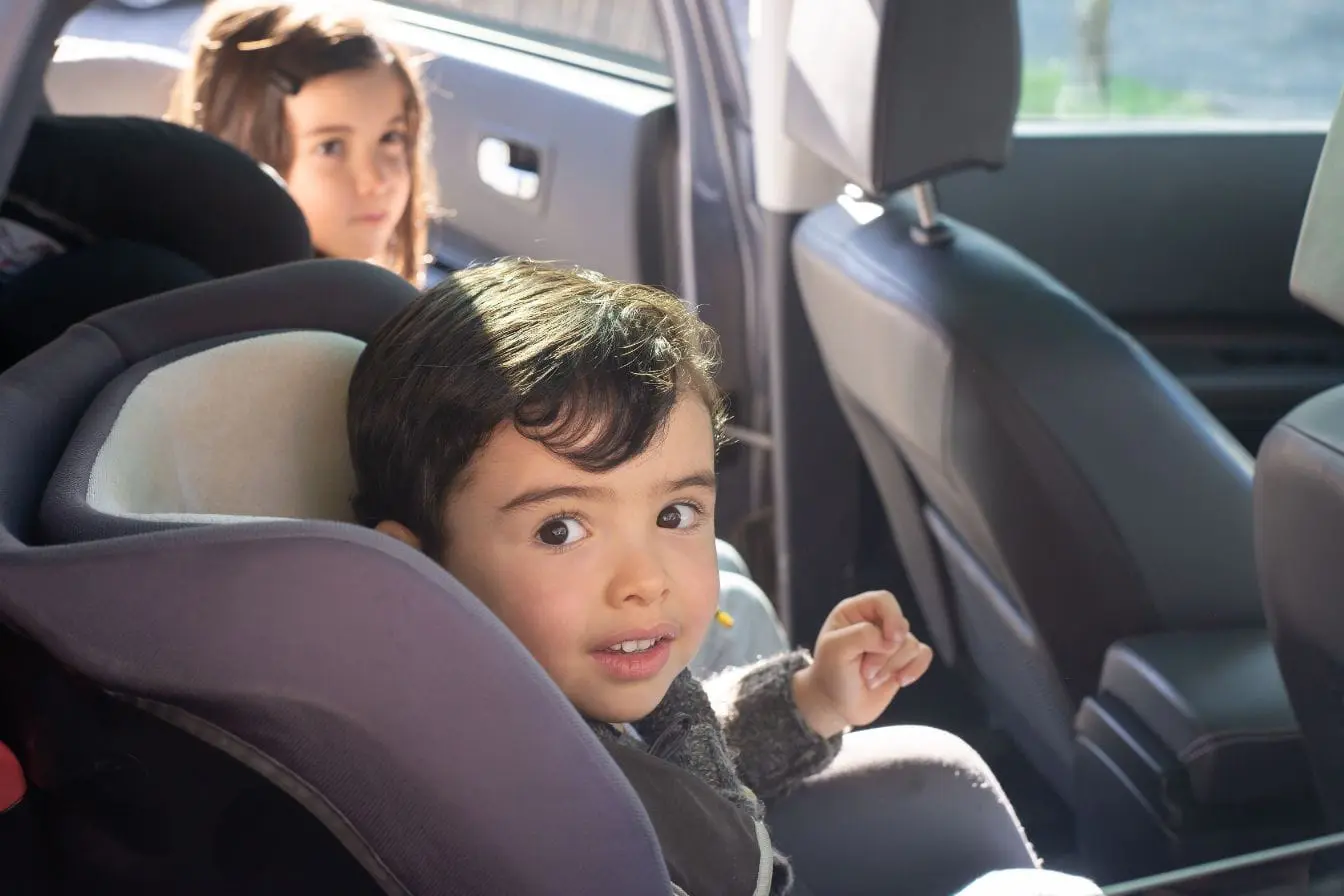 siège auto Gros plan sur siège auto installé à l’arrière, symbole de la protection optimale pour enfant dos à la route.