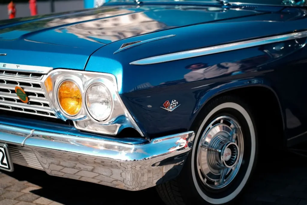Voiture Chevrolet bleue reflétant le contraste entre design rétro et modernité des phares LED.