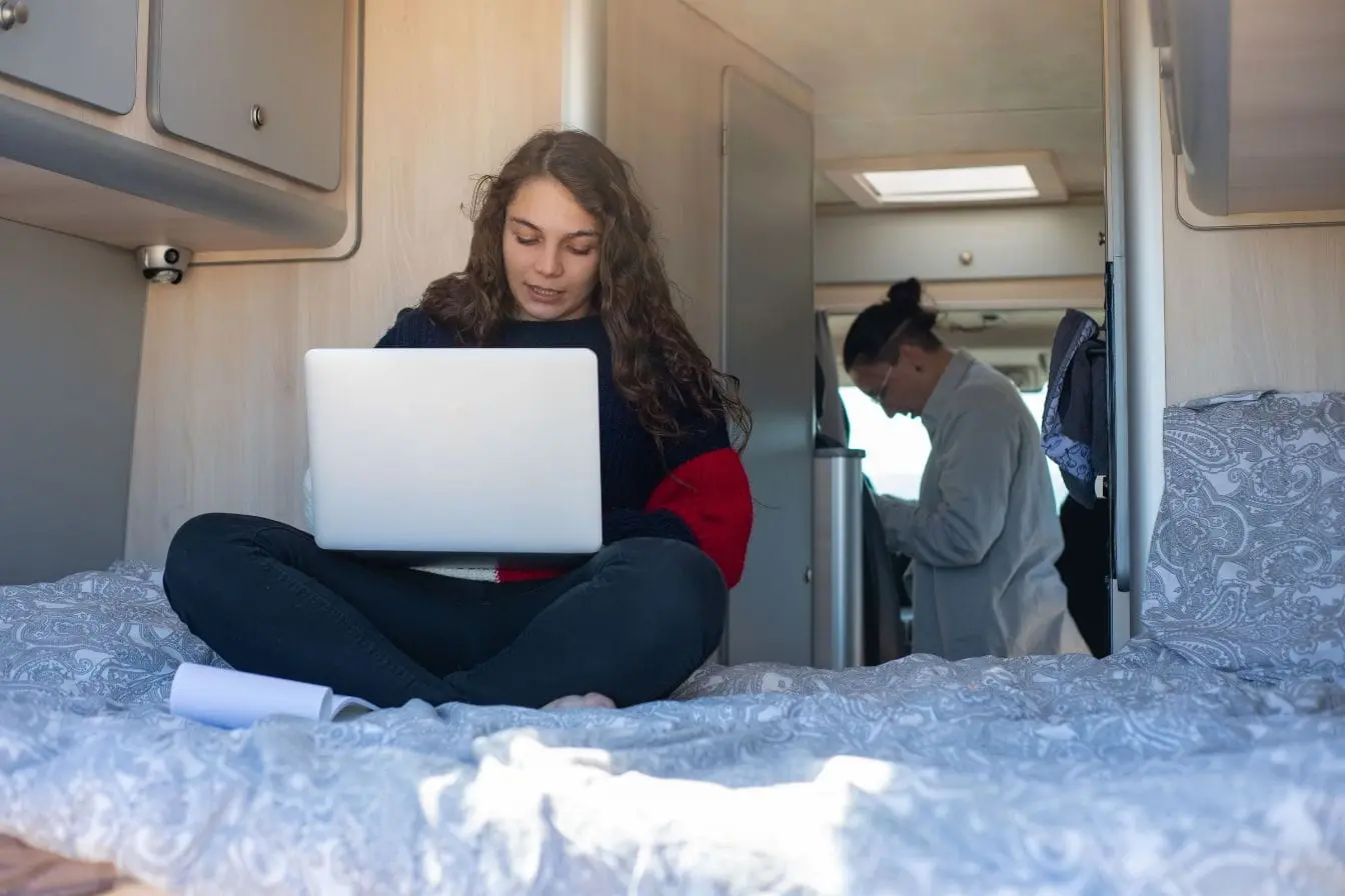 Van lumineux avec espace de travail et kitchenette, reflet du quotidien soumis aux lois de stationnement en France.