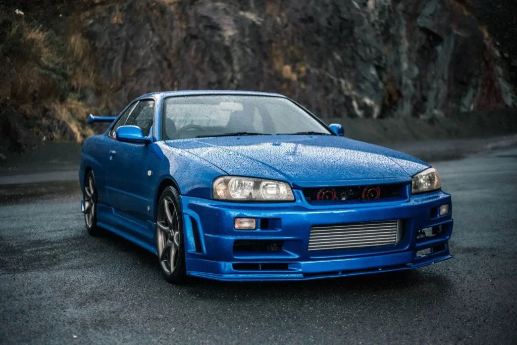 Voiture sportive japonaise avec spoiler arrière et jantes alliage, image claire d’un véhicule compatible Superéthanol E85.