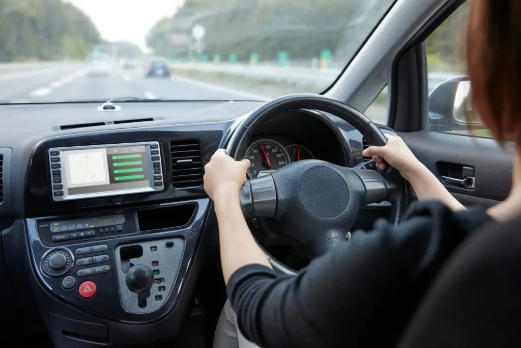 Vue intérieure d’une voiture en mouvement sur autoroute, image qui illustre la vigilance nécessaire face au vol automobile en France.
