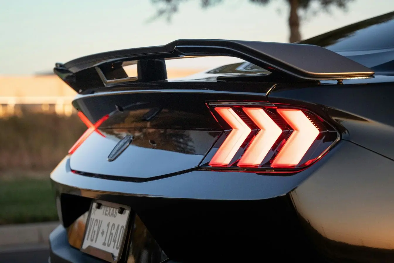 aileron de toit Vue arrière d’une voiture sportive, aileron de toit accentuant design aérodynamique et style agressif.