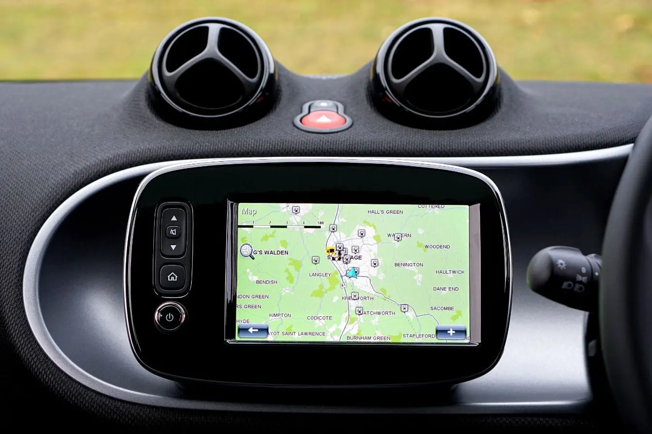 carte GPS Écran central affichant une carte GPS avec villes et routes, image qui illustre l’usage d’un traceur GPS pour voiture afin de suivre ses déplacements.