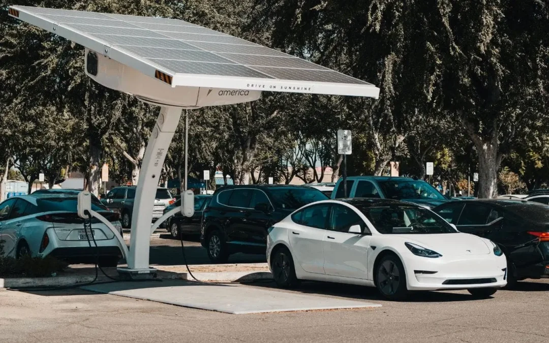 Recharger sa voiture électrique avec des panneaux solaires : fonctionnement et avantages