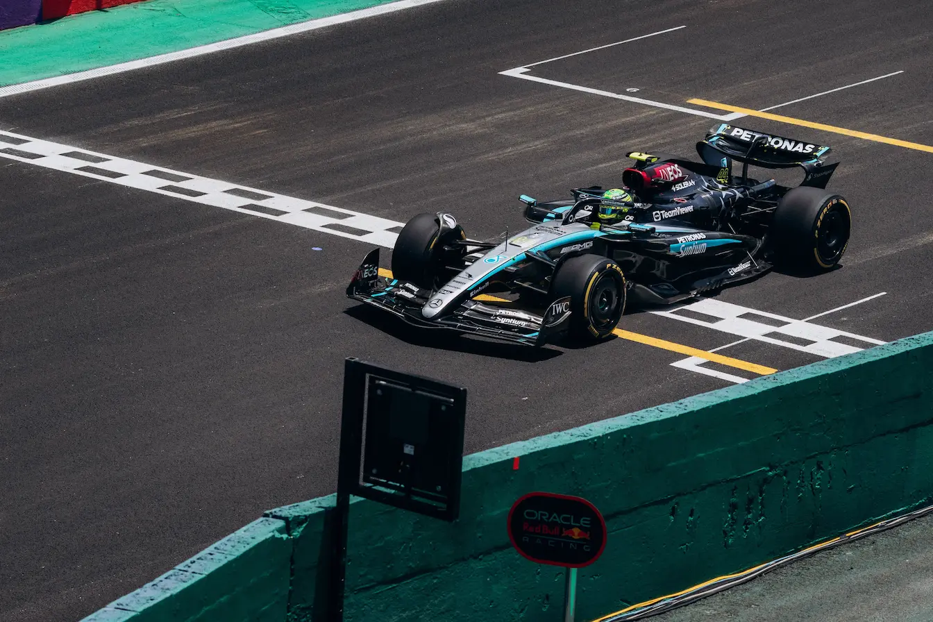 Formule E Scène de course avec pneus slicks et ailerons, illustration typique de la performance en Formule E.
