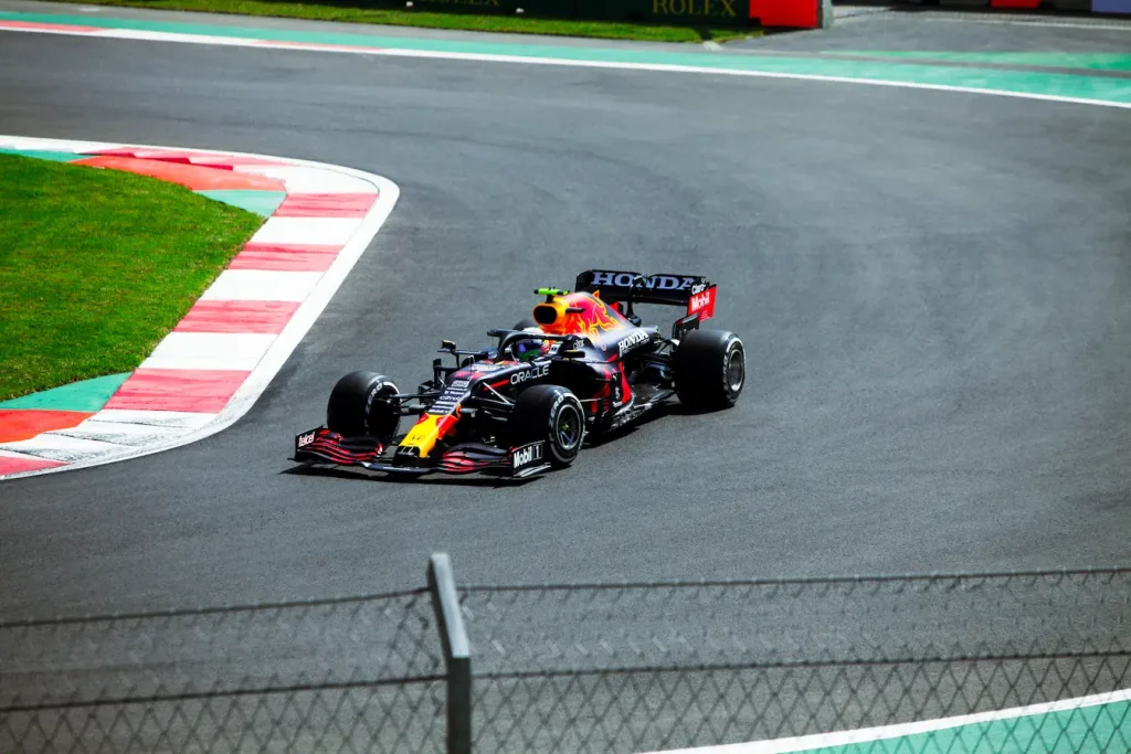 Monoplace Red Bull en virage serré sur piste, reflet des évolutions du règlement technique en F1.