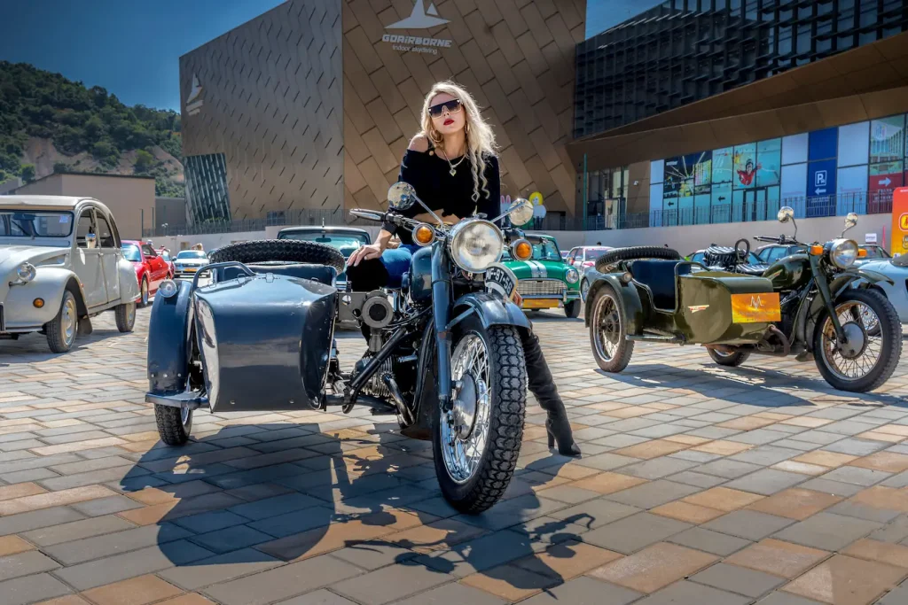 Moto vintage avec side‑car garée devant bâtiment moderne, image qui illustre la réglementation du permis moto side‑car.