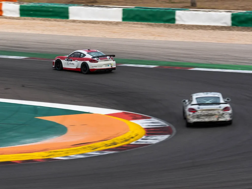 Voitures de sport négociant un virage, illustration d’un stage de pilotage sur circuit dans un décor technique et coloré.