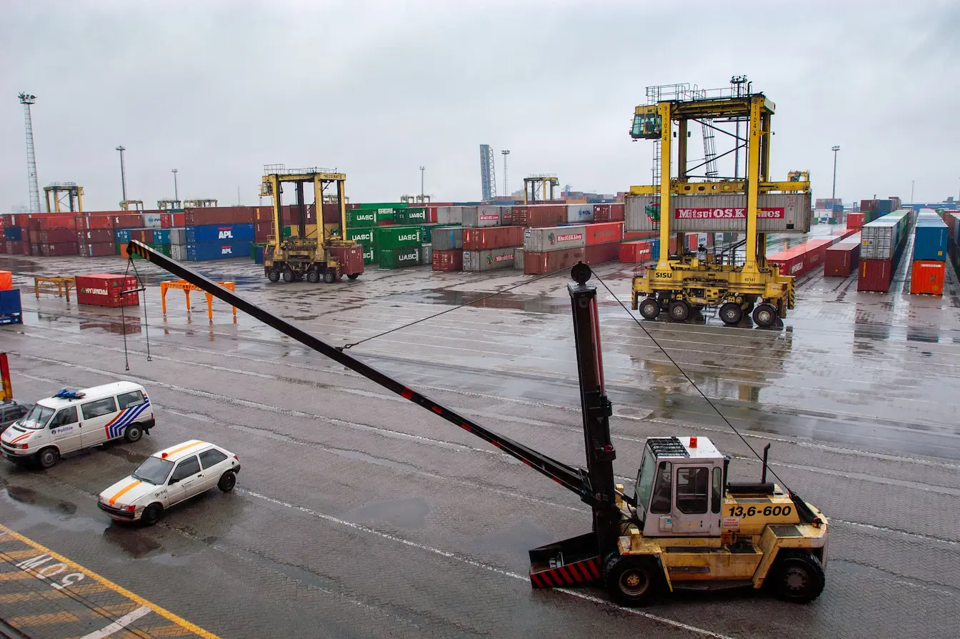 importation d’une voiture Véhicules de manutention jaunes déplaçant des conteneurs, reflet des formalités administratives liées à l’importation d’une voiture des États‑Unis.