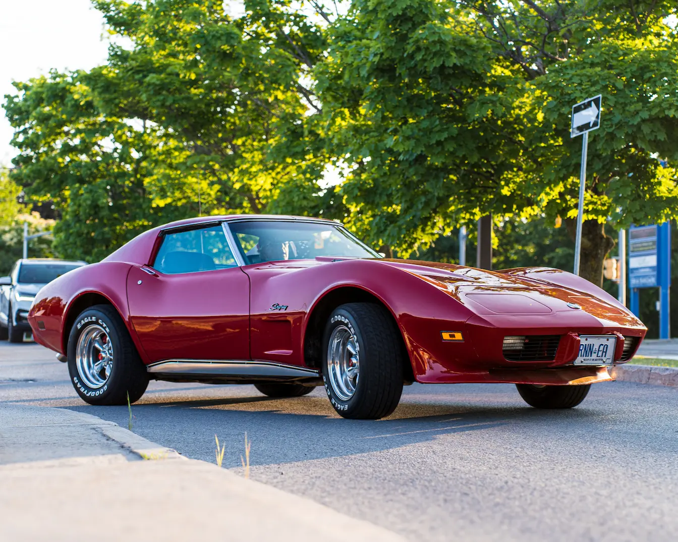 voiture de collection Chevrolet Corvette Stingray rouge garée dans la rue, image qui illustre l’élégance intemporelle d’une voiture de collection.