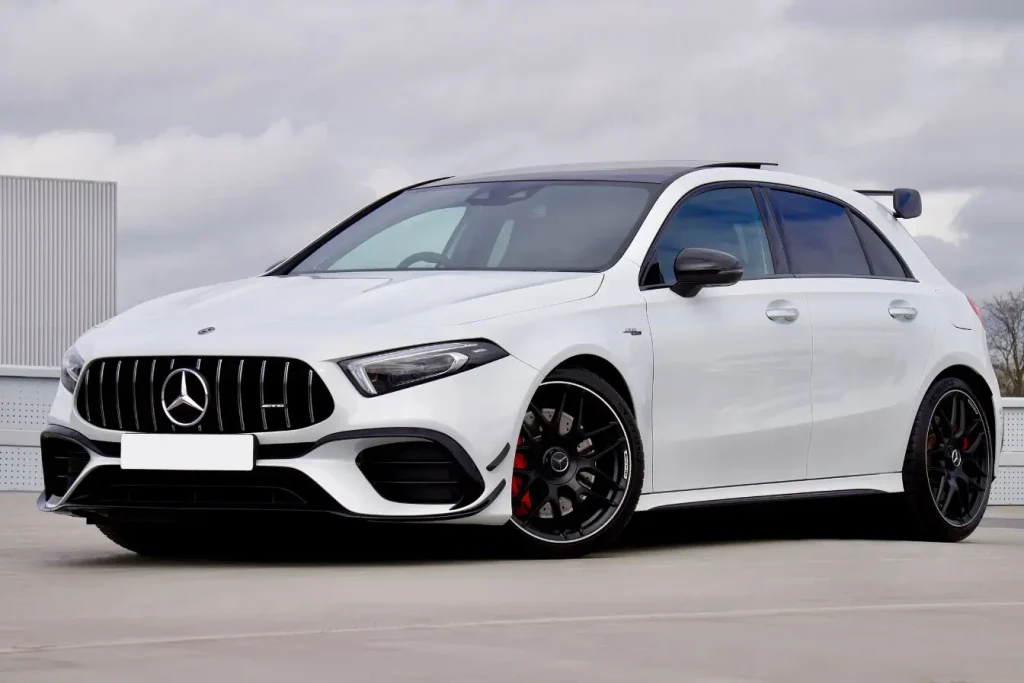 Mercedes A 45 S blanche, détails techniques mis en valeur par la lumière