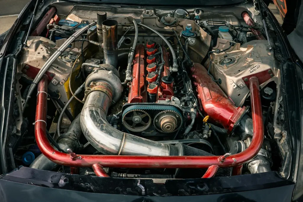Le compartiment moteur suralimenté d'une voiture de course équipé d'un turbocompresseur pour illustrer le fonctionnement et rôle du turbocompresseur.