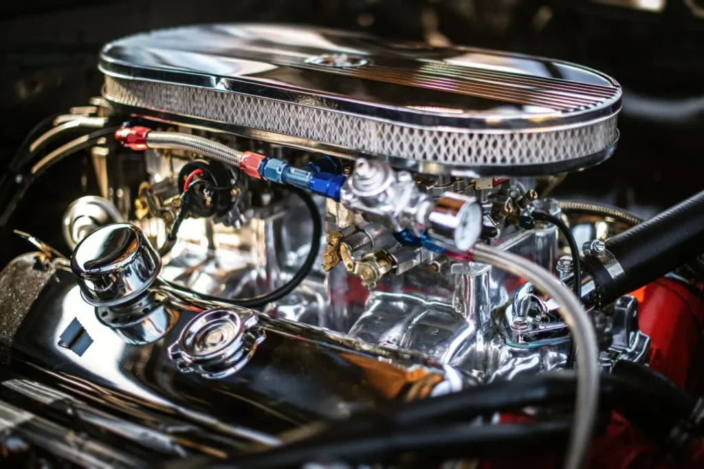 Un bloc moteur rutilant aux pièces chromées, illustrant la mécanique complexe et les spécificités d'un moteur rotatif Wankel.