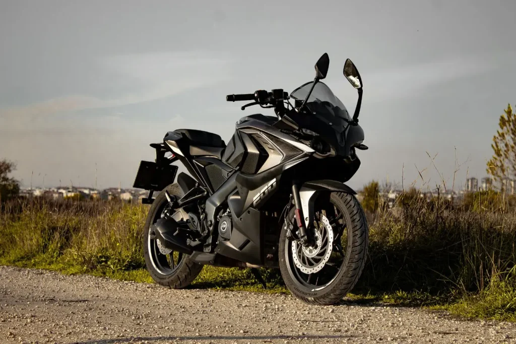 Moto sportive stationnée en extérieur sur un chemin dégagé, une image qui évoque le choix d’une première moto 125 cm3 alliant style et accessibilité