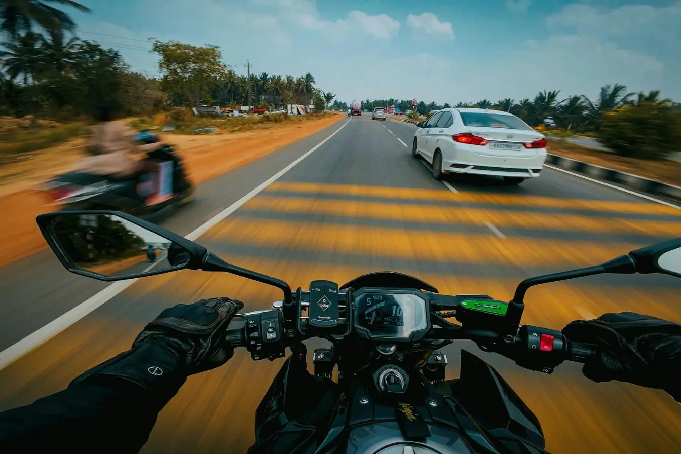 moto Vue depuis le guidon d’une moto en circulation sur une route dégagée, illustrant les catégories de conduite concernées par l’équivalence entre anciens et nouveaux permis moto