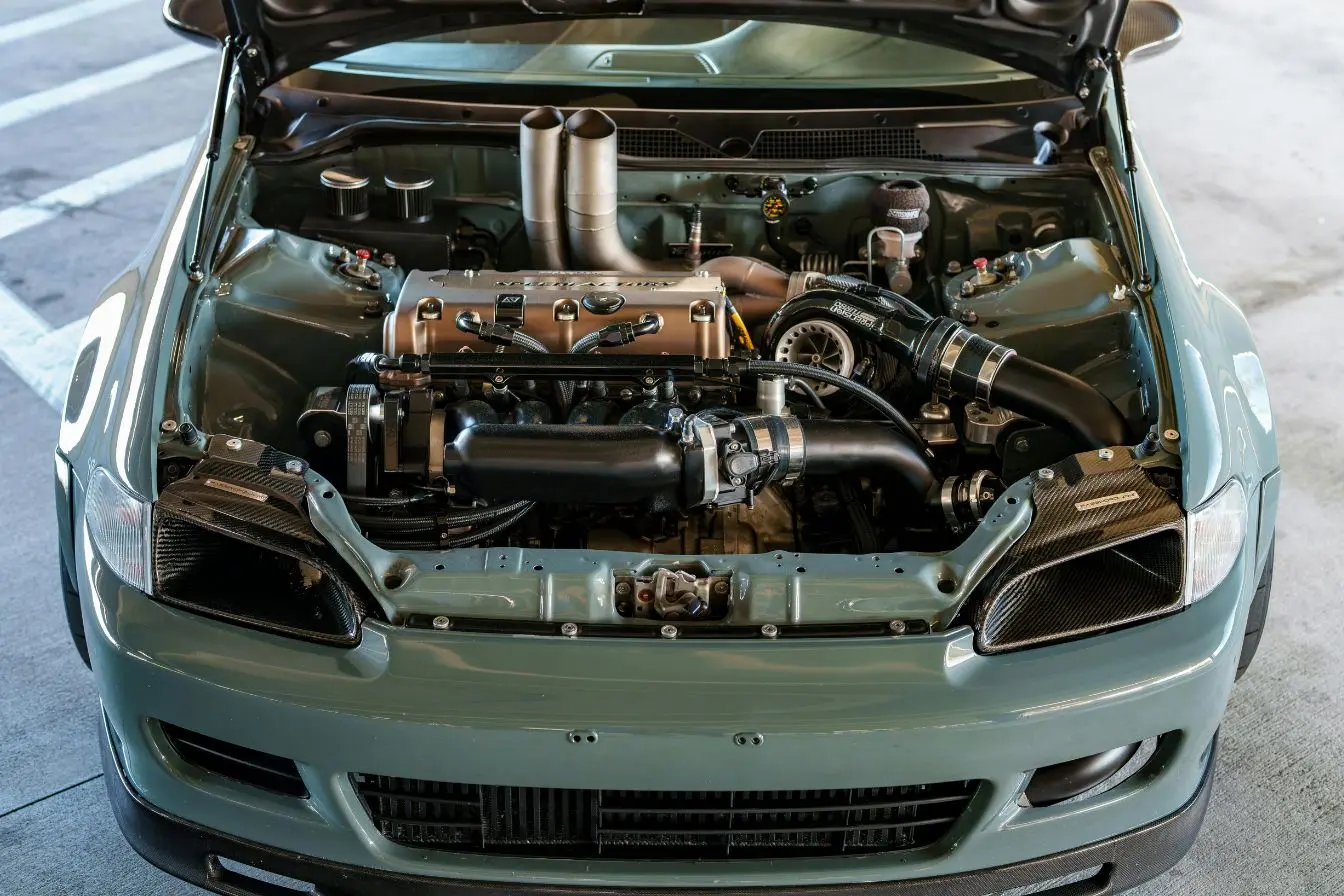 turbocompresseur Le compartiment moteur préparé d'une voiture de sport montrant un turbocompresseur installé pour illustrer le fonctionnement et rôle du turbocompresseur.